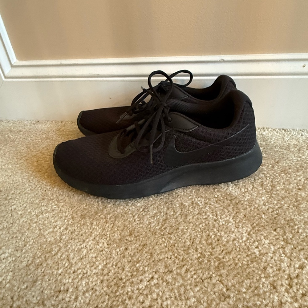 Nike women’s Black Mesh Sneakers